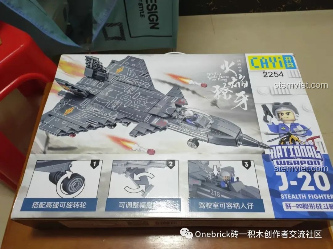 Mặt sau hộp bộ đồ chơi quân sự CAYI 2254 J-20 thể hiện các tính năng nổi bật của mô hình máy bay.