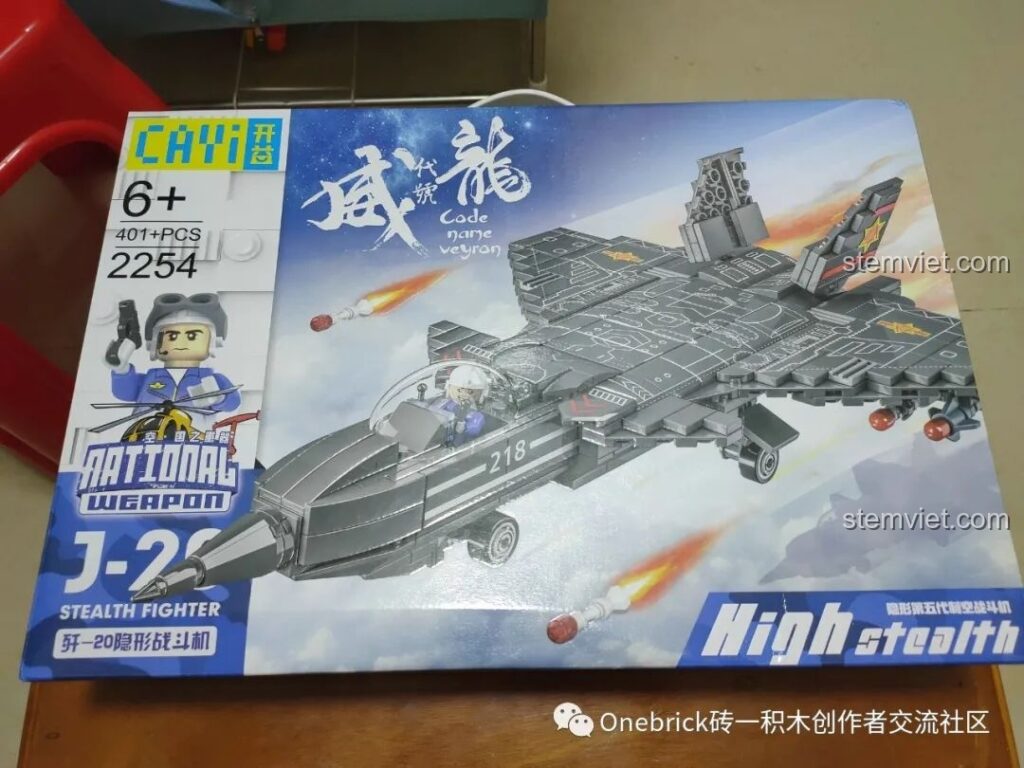 Mặt trước hộp bộ lắp ráp CAYI 2254 Máy bay chiến đấu tàng hình J-20 Uy Long với hình ảnh mô hình hoàn thiện.