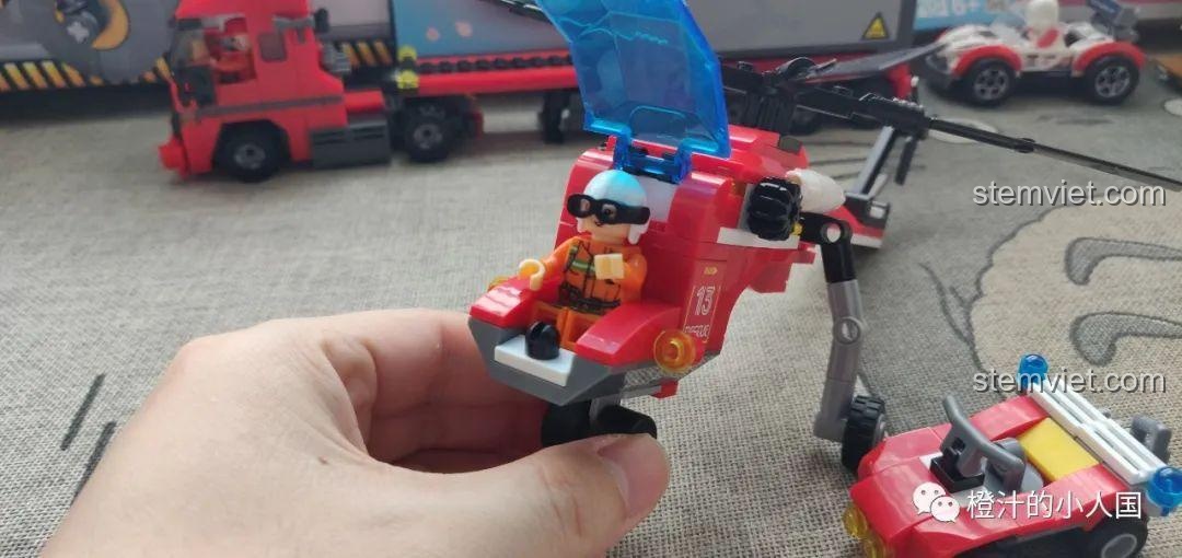 Hệ thống tời và móc cứu hộ dưới bụng trực thăng CAYI 2603, một tính năng chơi thú vị cho bé.