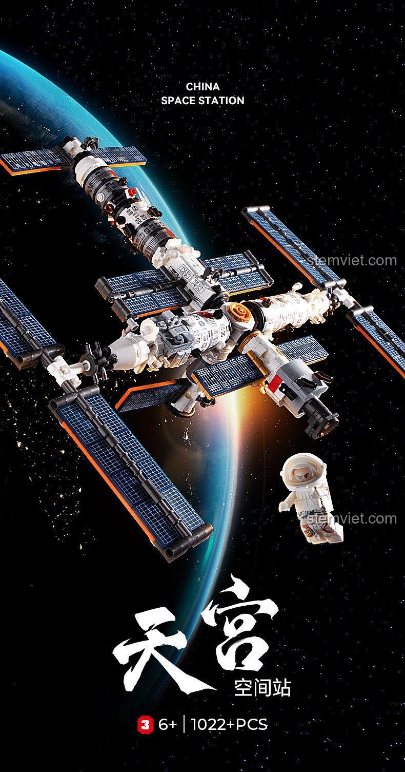 Poster quảng cáo cho đồ chơi mô hình CAYI 3028, mô phỏng Trạm không gian Thiên Cung của Trung Quốc.