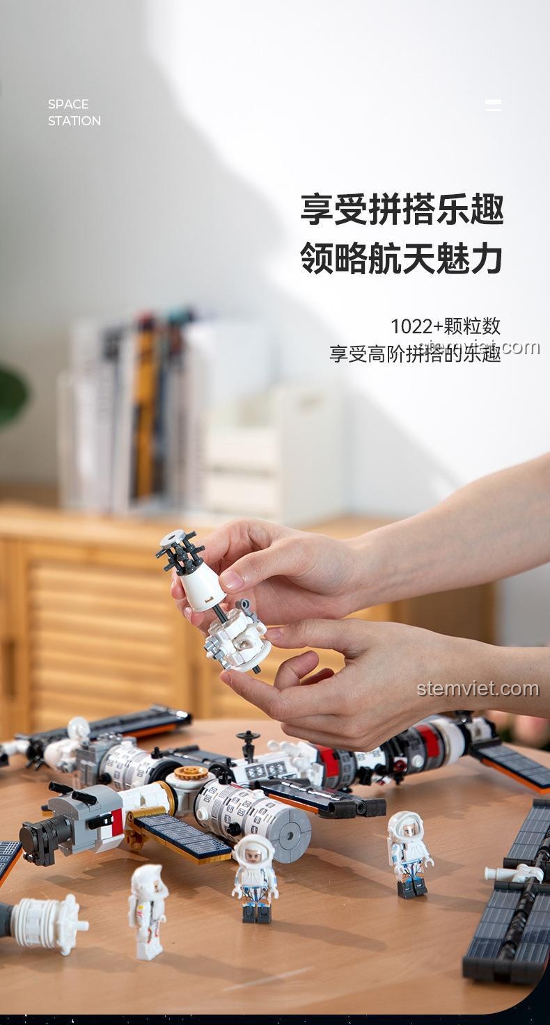 Trải nghiệm lắp ráp thú vị với hơn 1022 mảnh ghép của bộ lắp ghép Mô hình lắp ráp trạm vũ trụ.