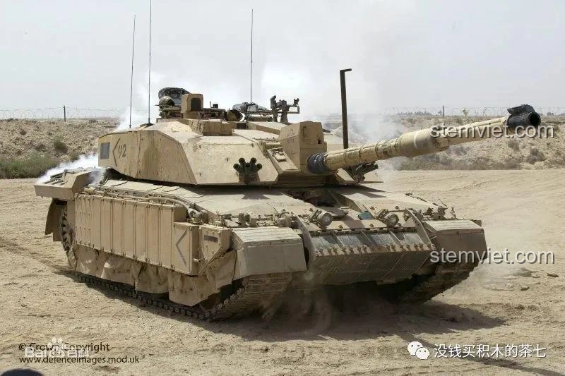 Xe tăng Challenger 2 thực tế trong một cuộc diễn tập, cho thấy thiết kế mạnh mẽ và khả năng tác chiến của nó.