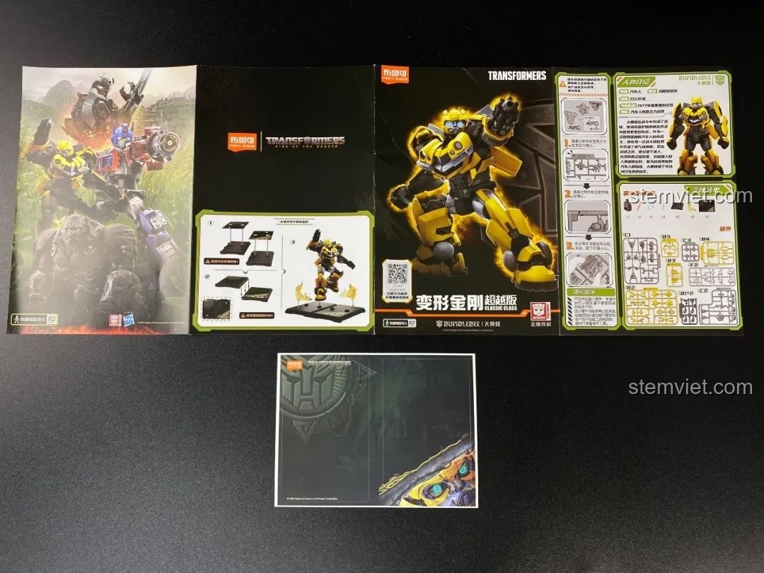 Cận cảnh một bên chân của Bumblebee BLOKEES đã lắp ráp, thể hiện chi tiết bánh xe và giáp.