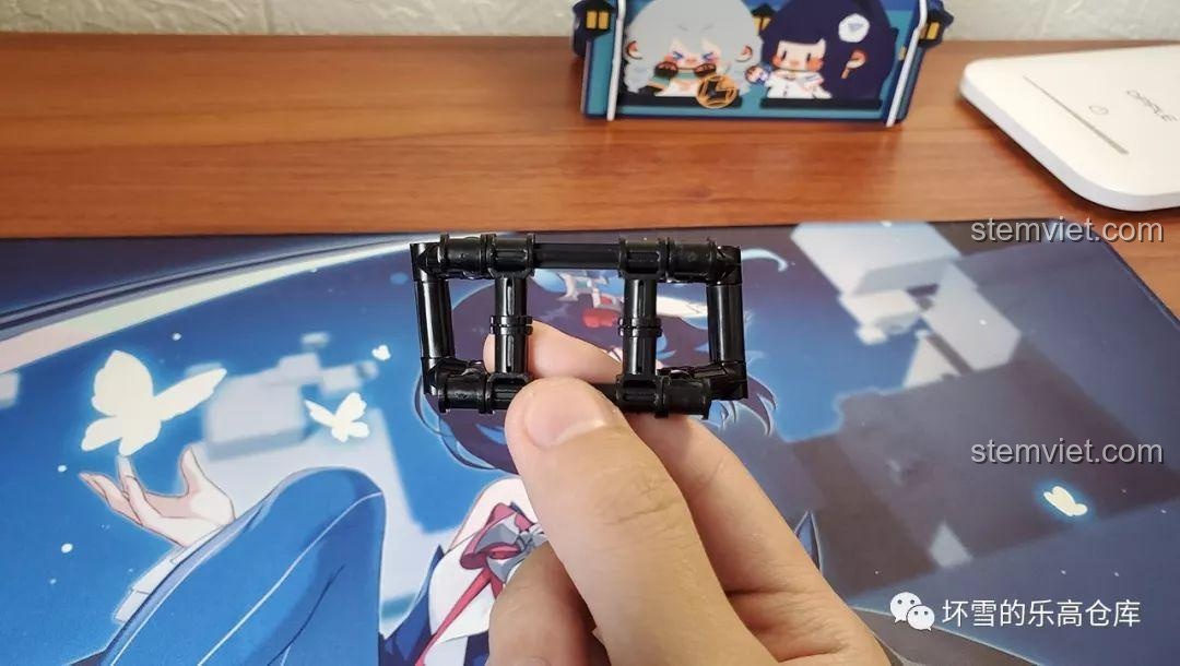 Các chi tiết của chân đế trưng bày mô hình lắp ráp Sluban M38-B0703, được làm từ các mảnh ghép kỹ thuật.