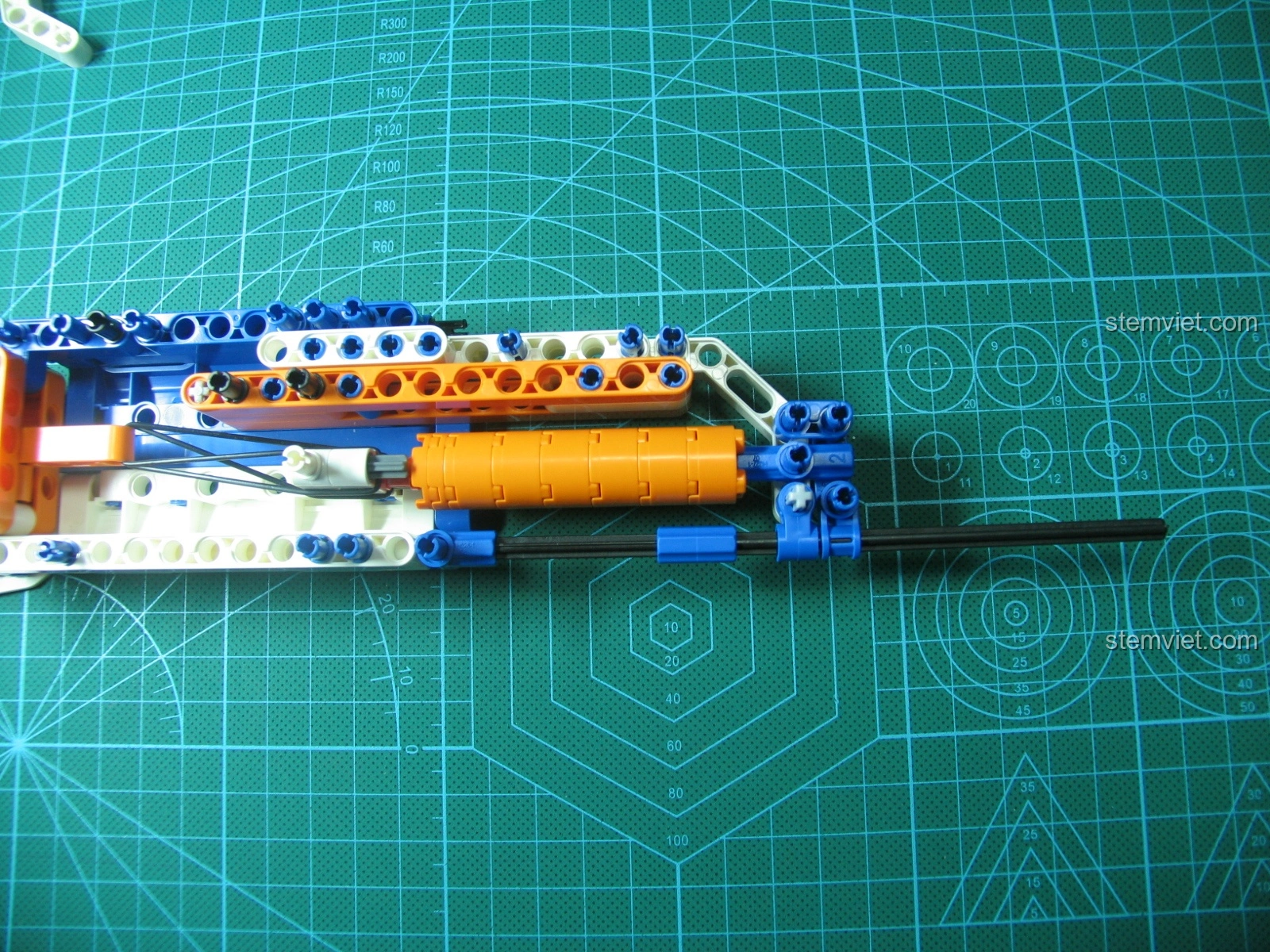 Các mảnh ghép của chân đế đi kèm bộ lắp ráp Súng trường tấn công AK-47 CaDA C81001, giúp trưng bày mô hình.