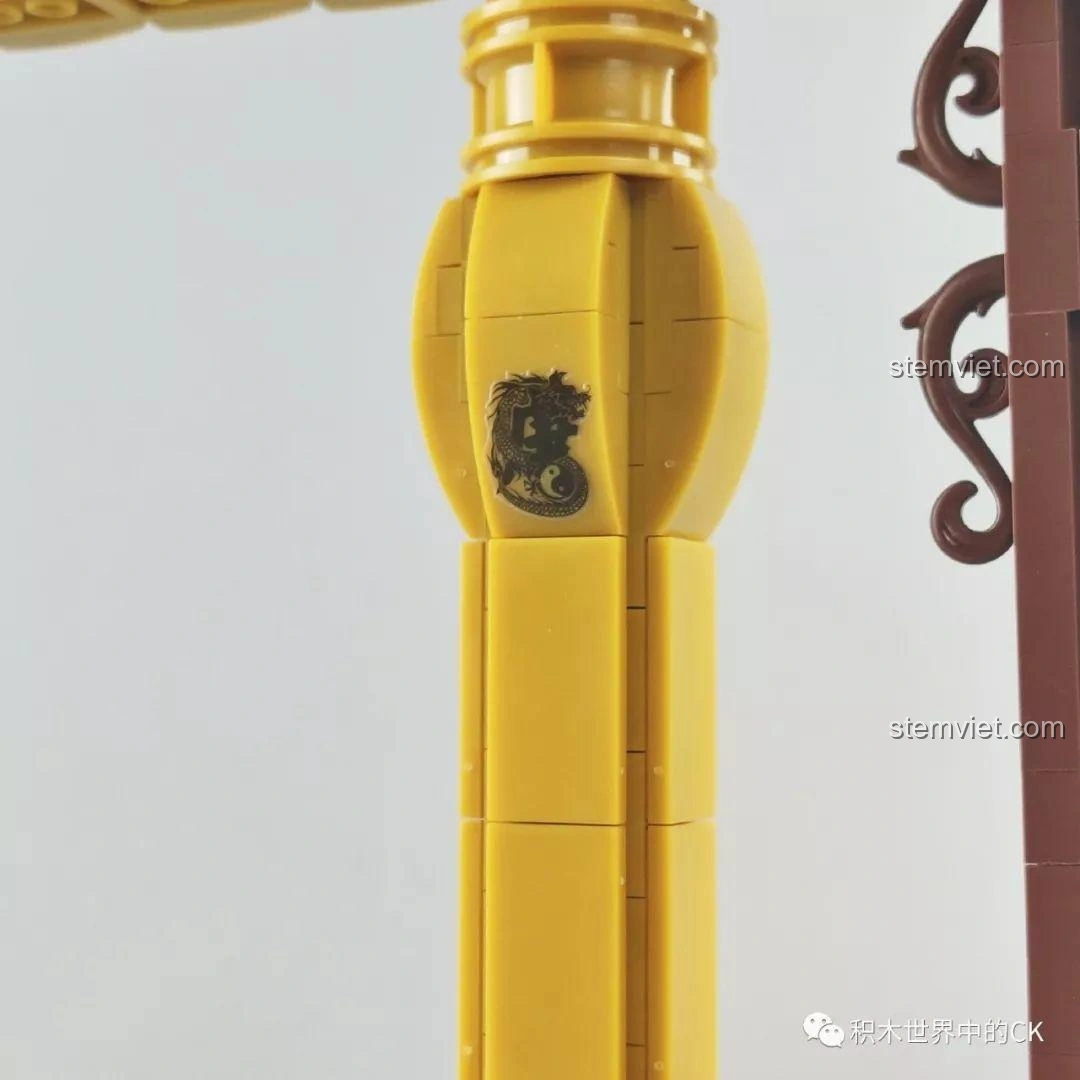 Chân đế của bộ lắp ráp SEMBO 605102 Tầm Long Xích, thiết kế vững chắc với họa tiết cổ điển.