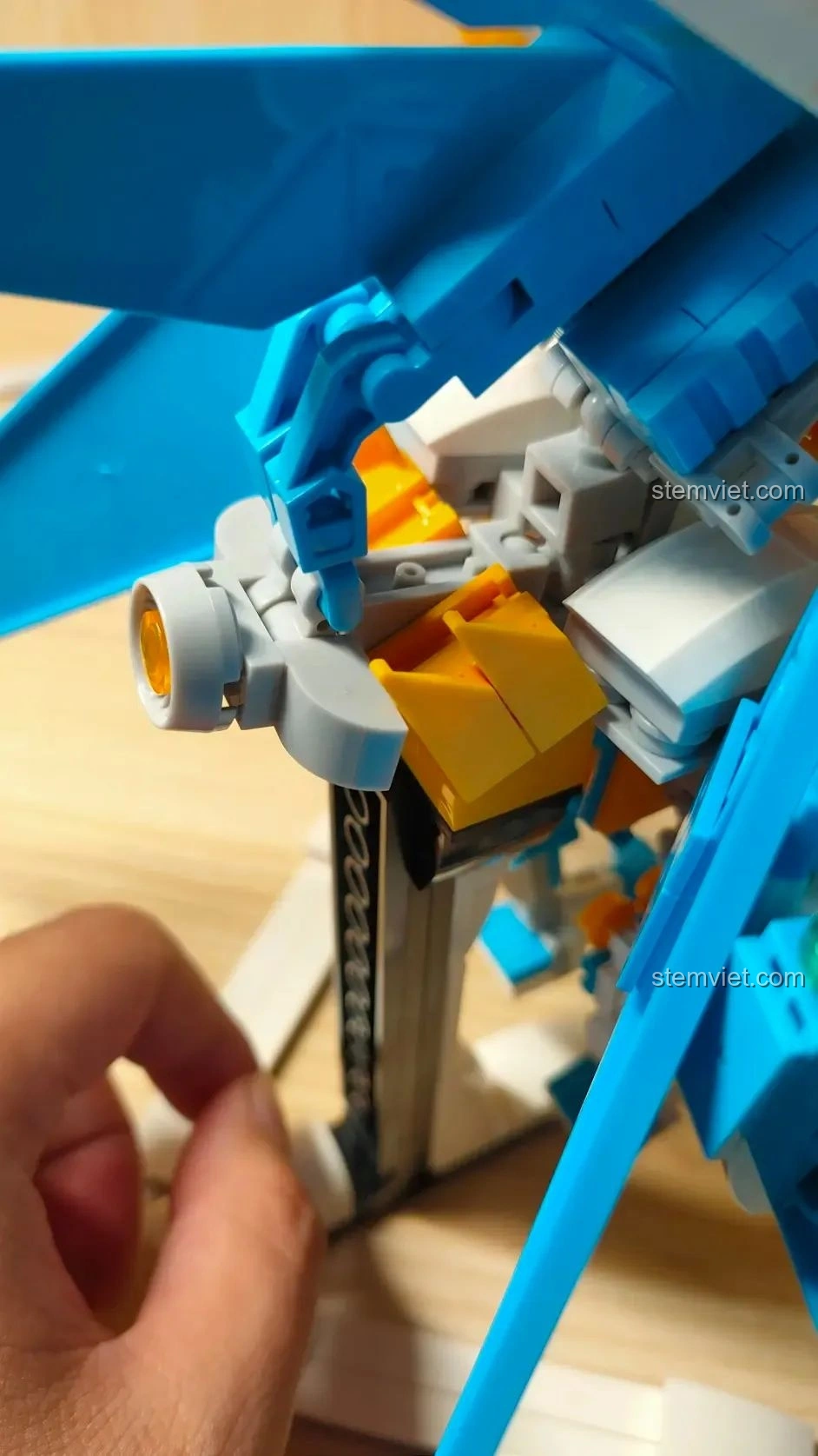 Cơ chế cố định chân đỡ cho mô hình robot WOMA C0407, giúp robot đứng vững và trưng bày đẹp mắt.