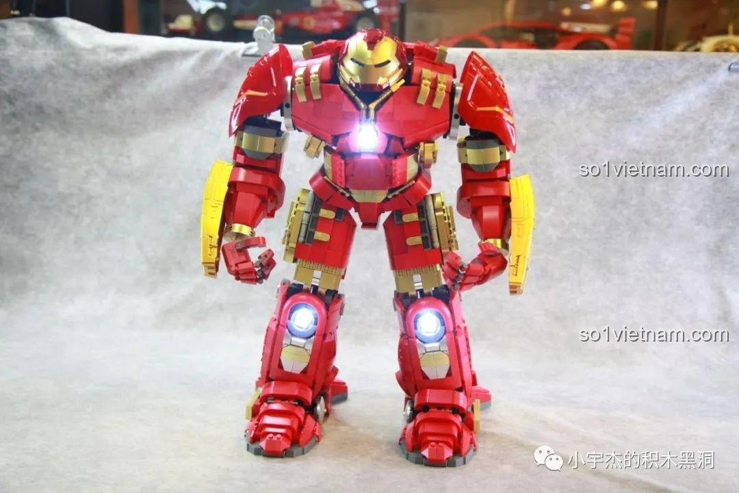 Góc cận cảnh chân của Giáp Chống Hulk MK44 KBOX V5004 sau khi dán sticker, tăng thêm chi tiết.