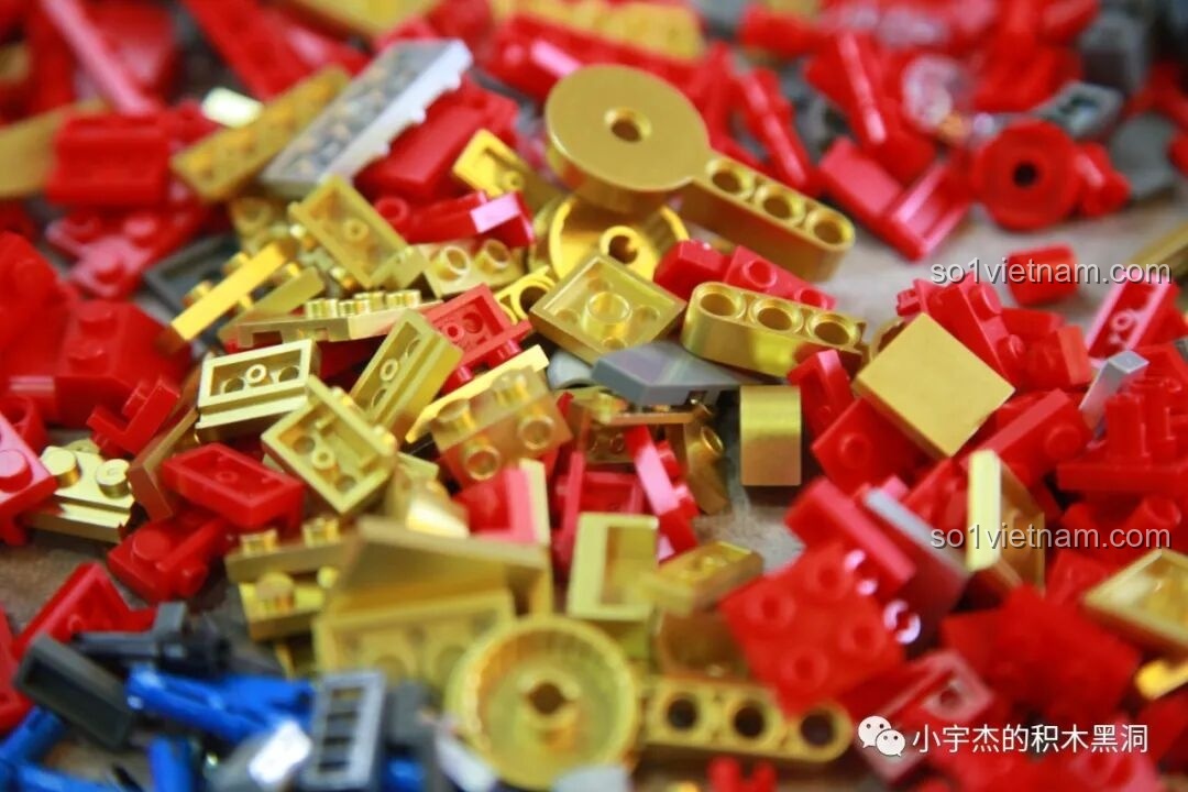 Một phần chân của Giáp Chống Hulk MK44 KBOX V5004 đang được lắp ráp, thể hiện cấu trúc bên trong.