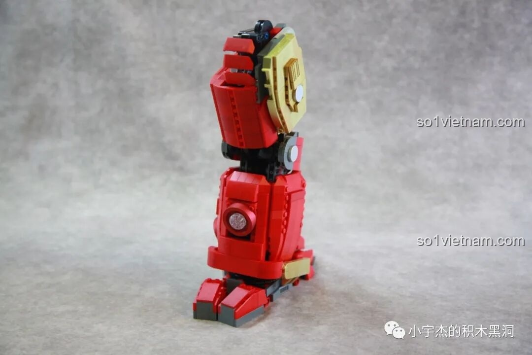 Một bên chân của Giáp Chống Hulk MK44 KBOX V5004 đã hoàn thành, nhìn từ góc bên.