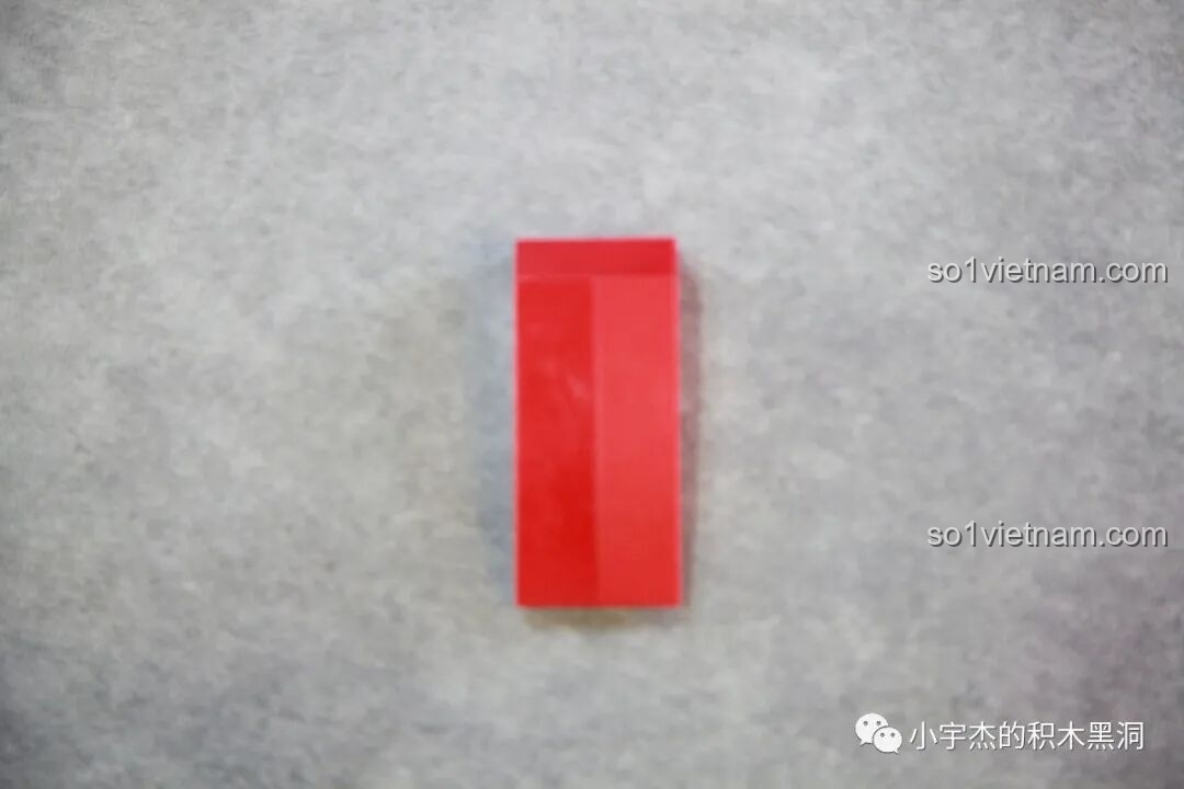 Một bên chân của Giáp Chống Hulk MK44 KBOX V5004 đã hoàn thành, nhìn từ góc khác.