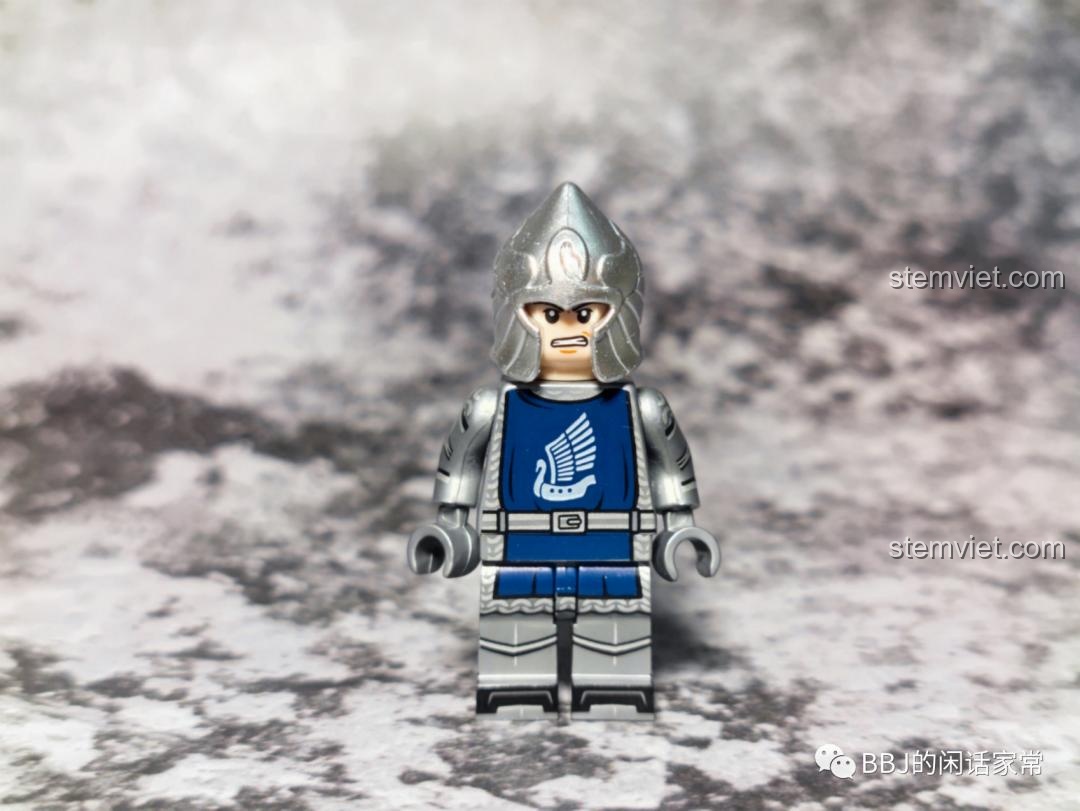 Chân của minifigure Hiệp Sĩ Thiên Nga Dol Amroth được in ấn ba mặt.