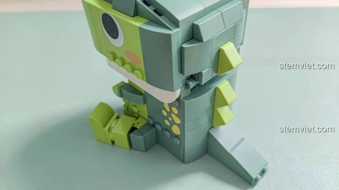 Cận cảnh phần chân của Khủng long T-Rex trong bộ JAKI JK5102, chi tiết khớp nối.