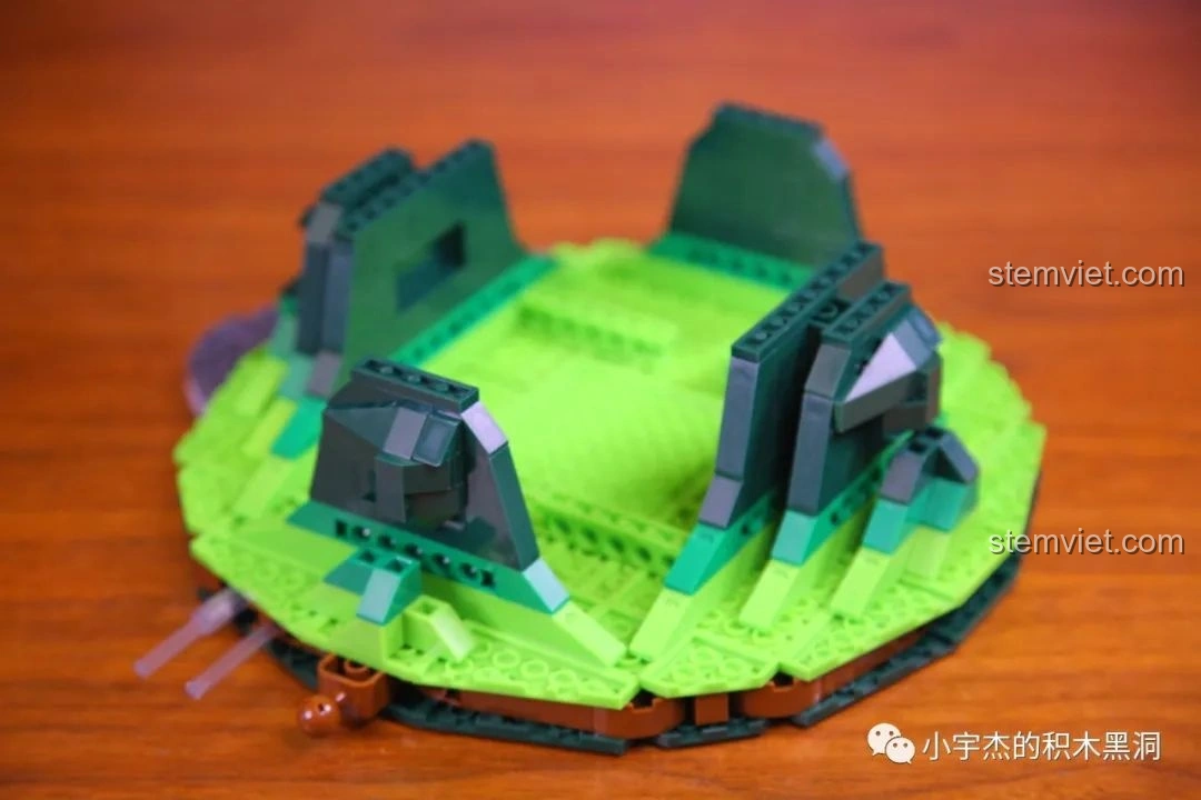 Phần chân núi giả màu xanh lá cây và xanh đậm của bộ lắp ráp Thanh Long Các đang được xây dựng.