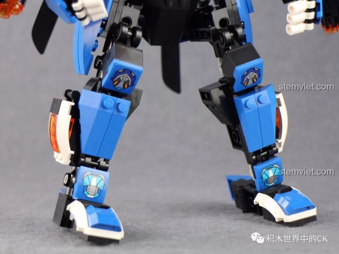 Cận cảnh phần chân của robot Blade Warrior QMAN 3302, với các khớp nối chắc chắn và sticker trang trí.