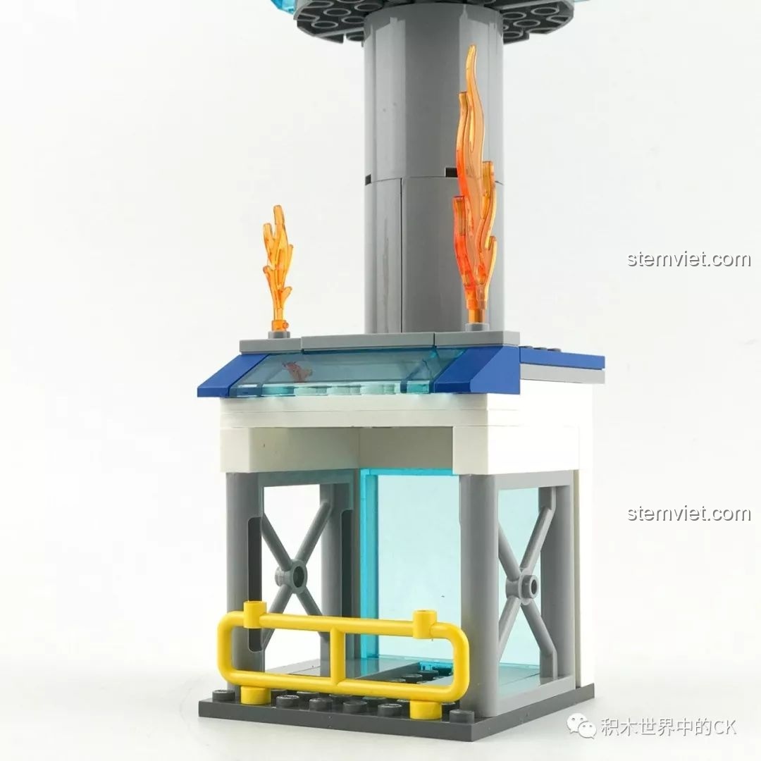 Cận cảnh phần đế của tháp điều khiển không lưu trong bộ xếp hình Đội cứu hỏa sân bay QMAN 2809.