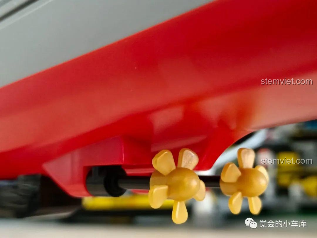 Chi tiết hai chân vịt màu vàng ở dưới đáy thân tàu đỏ của mô hình SEMBO 202029, một chi tiết nhỏ nhưng thể hiện sự hoàn thiện của sản phẩm.
