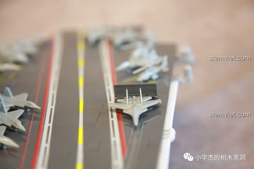 Cận cảnh phần chân vịt dưới nước của mô hình Sluban M38-B1188 Tàu Sân Bay Phúc Kiến.