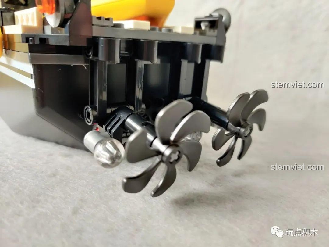 Hai chân vịt lớn ở phía sau của mô hình Tàu Tuần Tra Hắc Ưng SEMBO 102467.