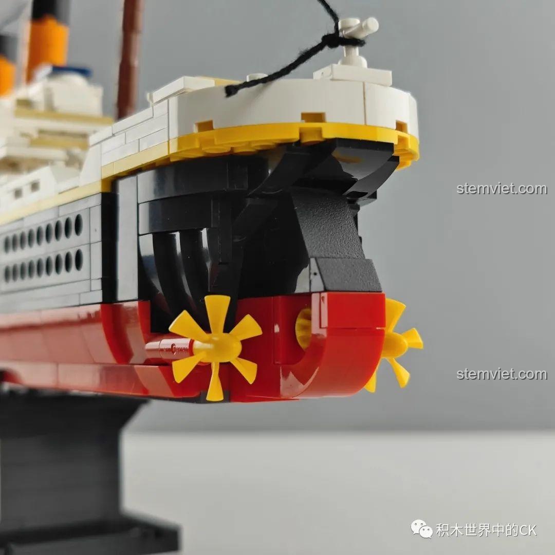 Cận cảnh hệ thống chân vịt và bánh lái ở đuôi tàu của mô hình Tàu Titanic Zhe Gao 01010, màu vàng nổi bật.