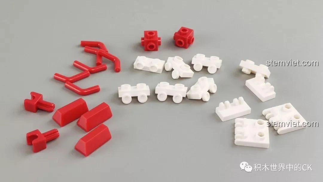 Chi tiết nhựa đỏ và trắng của bộ lắp ráp SY1448 Toy Story 4, thể hiện chất lượng vật liệu ABS cao cấp.