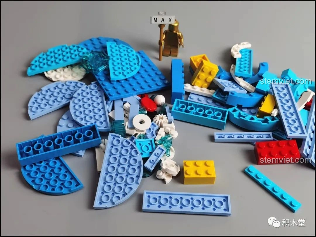 Các mảnh ghép màu xanh dương, trắng và vàng của bộ lắp ráp Pantasy 61001 được đổ ra để chuẩn bị lắp ráp.