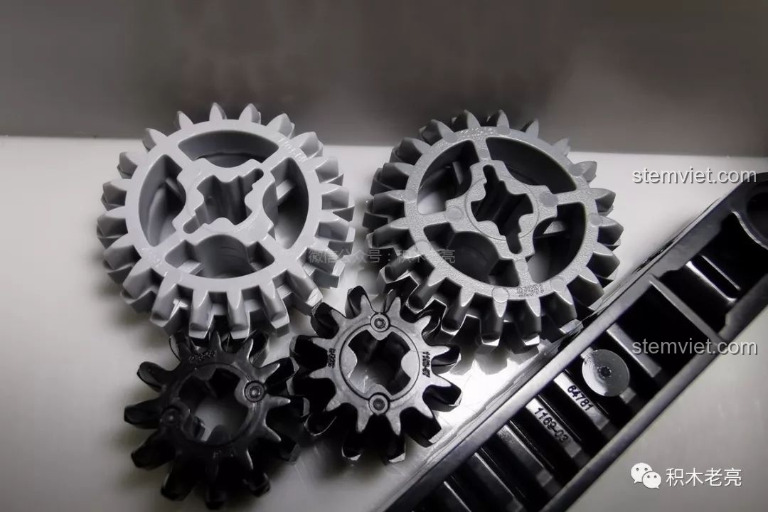 Các loại bánh răng với kích thước khác nhau trong bộ Mould King 13079 Siêu xe Veneno.