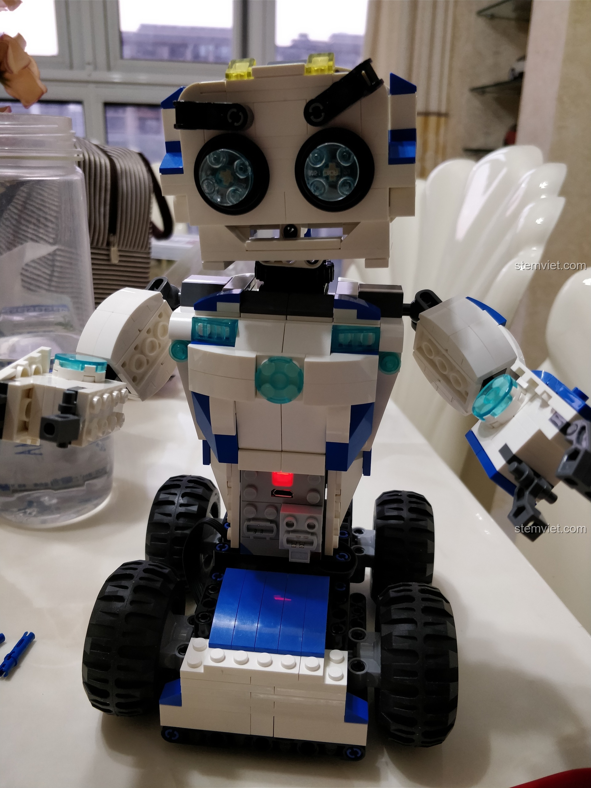 Chất lượng chi tiết của bộ lắp ráp Robot DADA C51028 rất tốt, là món quà tuyệt vời cho trẻ.