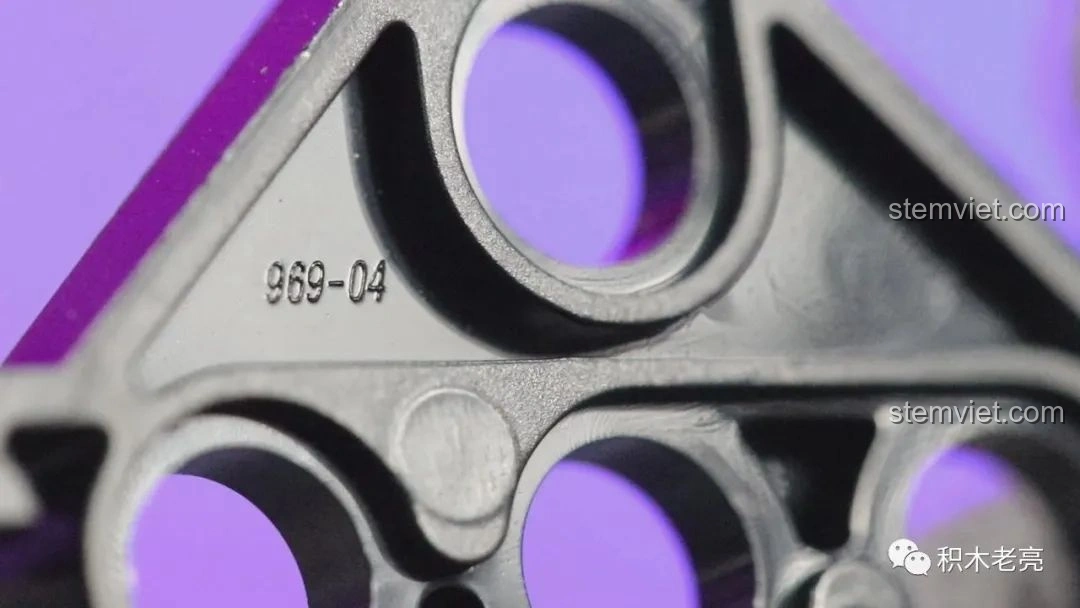 Cận cảnh một chi tiết nhựa Technic của bộ lắp ráp Happy Build YC-22011, cho thấy chất lượng đúc cao cấp.