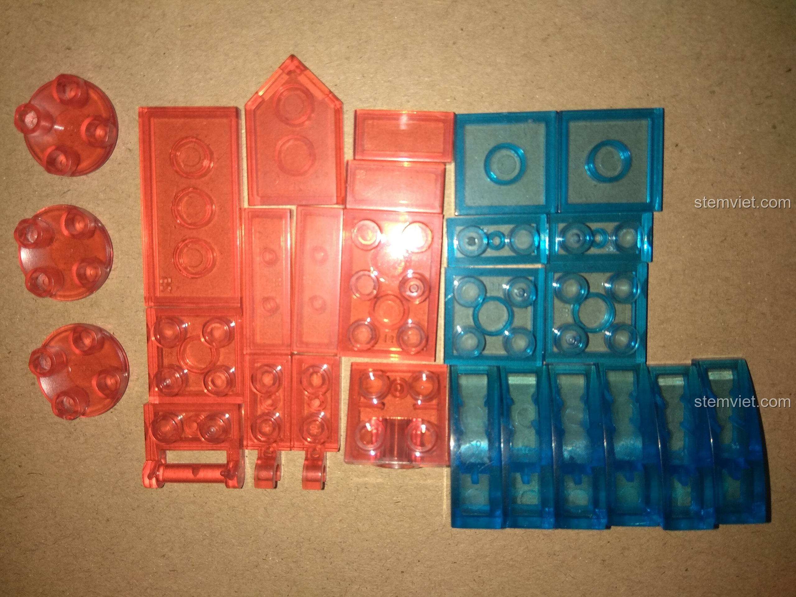 Cận cảnh các chi tiết nhựa trong suốt màu đỏ và xanh của bộ lắp ghép Mô hình Optimus Prime SY 951 siêu tiết kiệm.