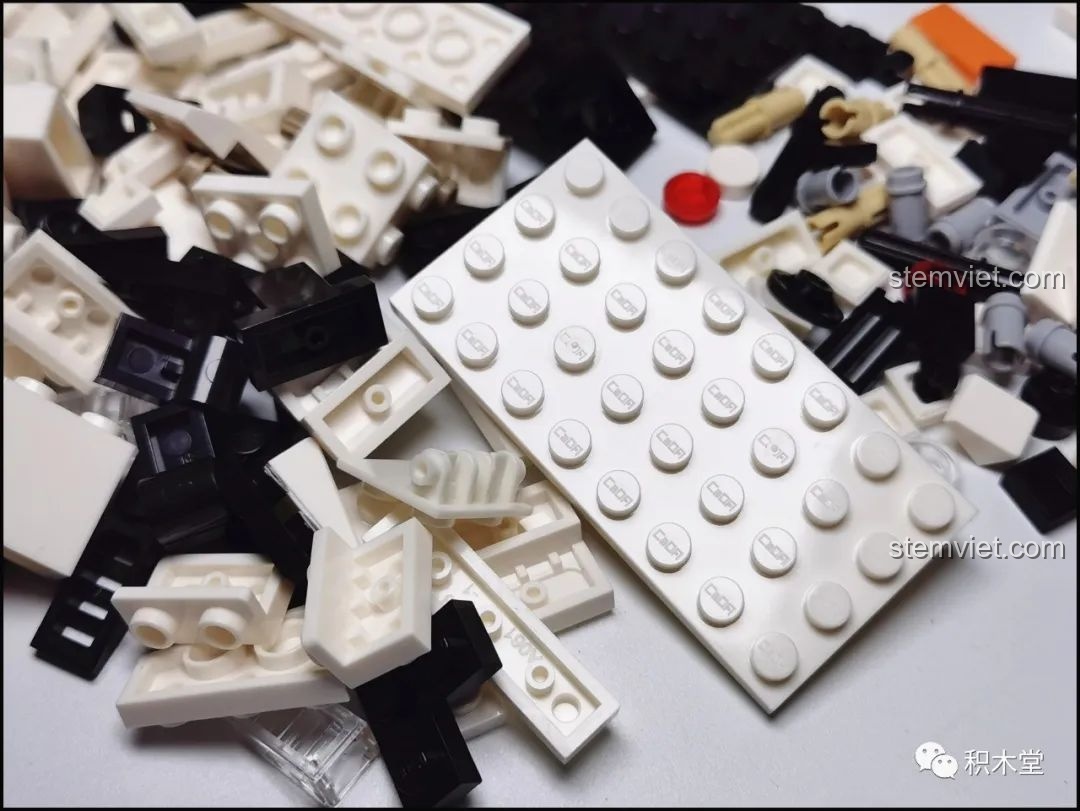 Cận cảnh các chi tiết nhựa ABS cao cấp của CaDA có dập nổi logo thương hiệu, đảm bảo độ chính xác và an toàn.