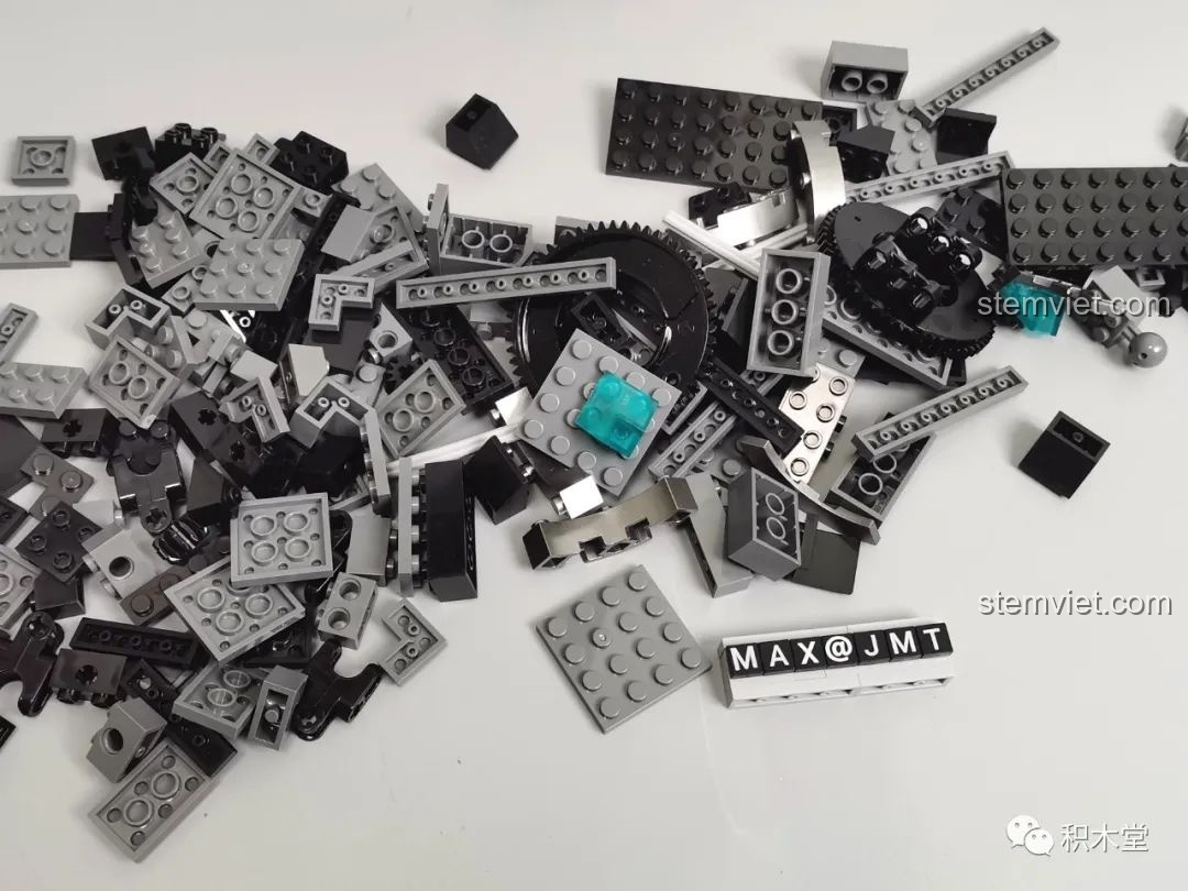 Các chi tiết nhựa ABS của bộ lắp ráp Robot Batmech Hạng Nặng với nhiều chi tiết mạ kim loại màu xám.