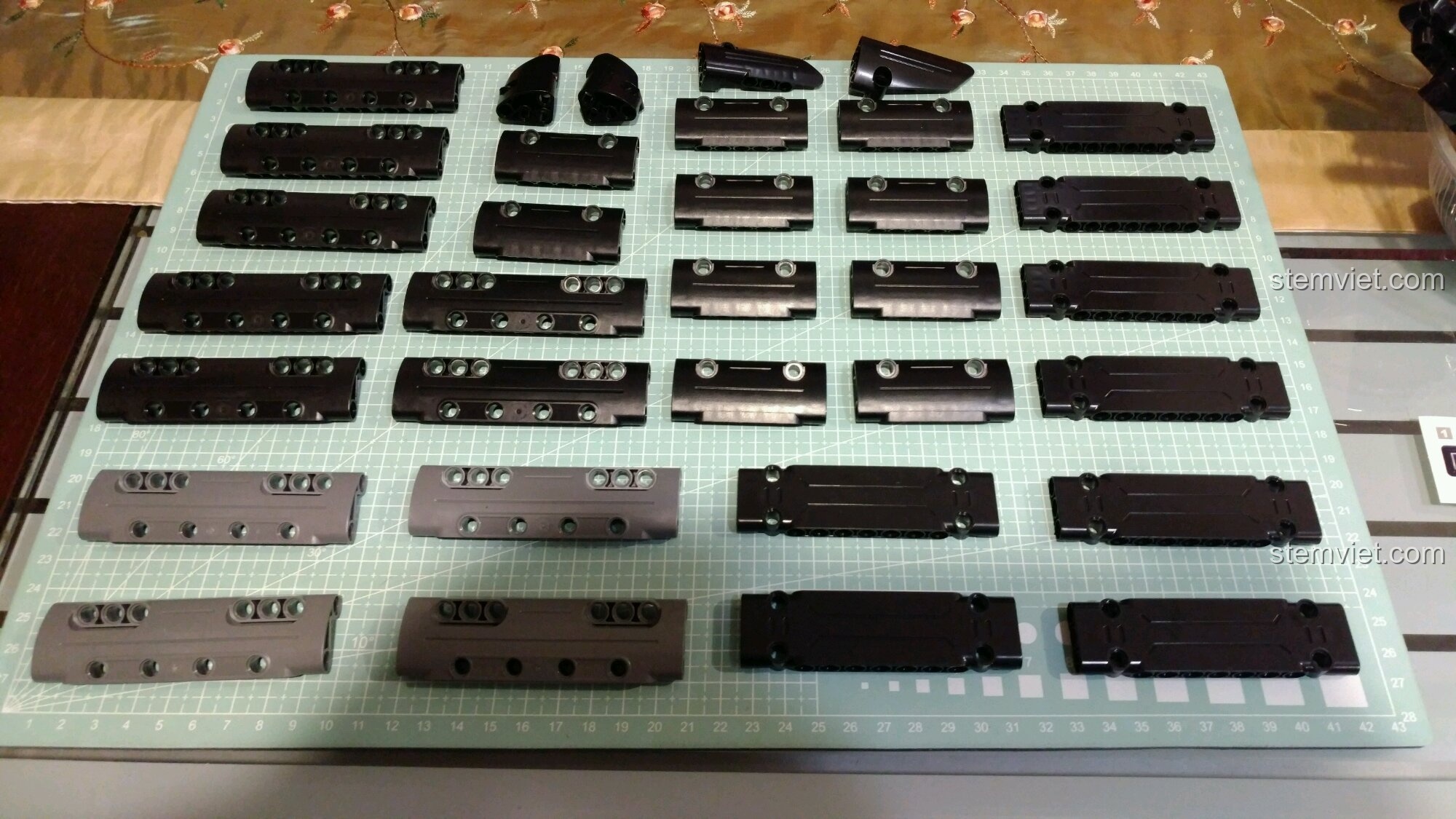 Các chi tiết panel của mô hình súng Khẩu tiểu liên MP5 C81006 siêu tiết kiệm, chất liệu nhựa nhám cao cấp.