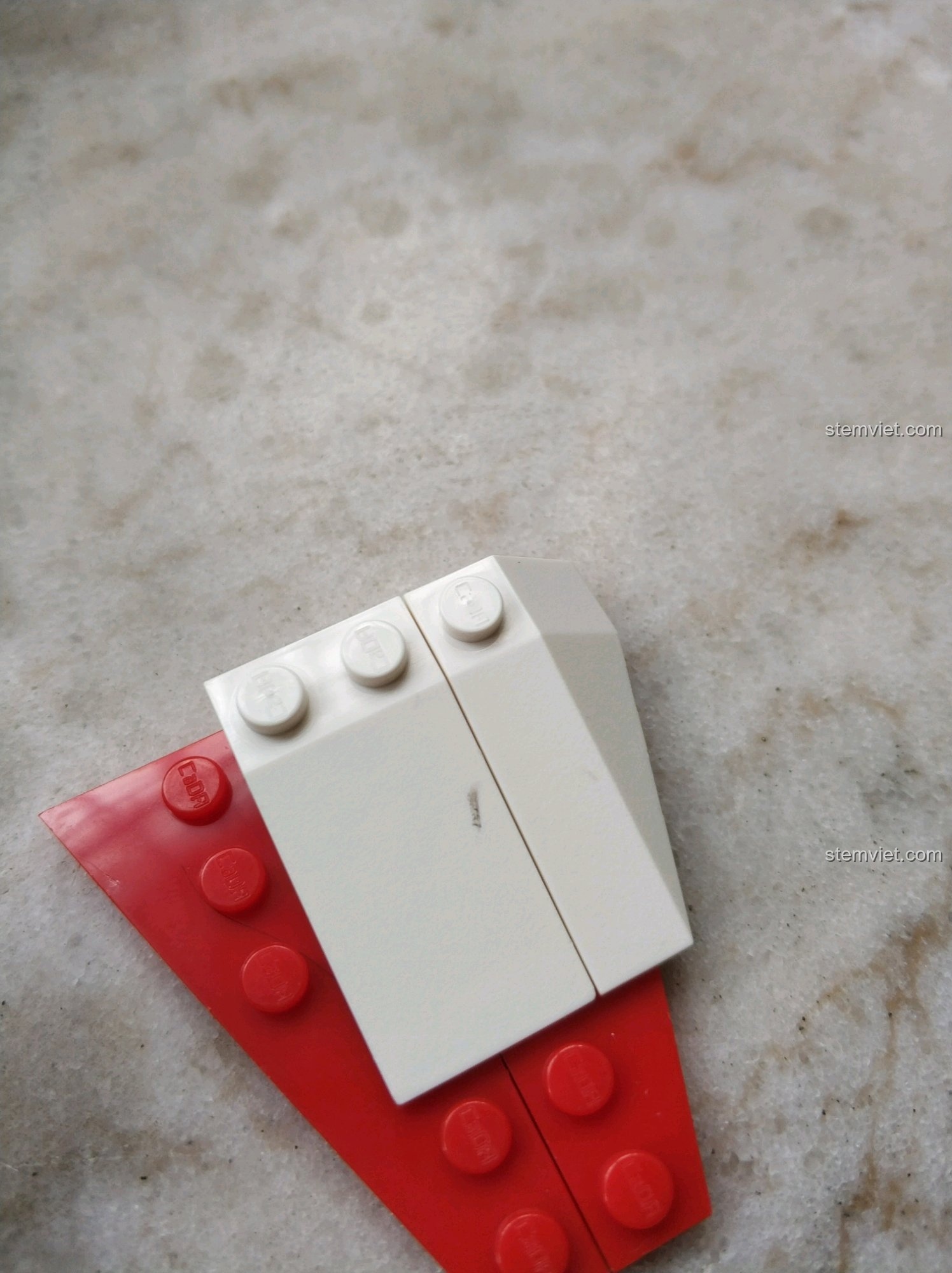 Cận cảnh chất lượng gạch trắng của bộ CaDA C51027, bề mặt bóng và các khớp nối chính xác.