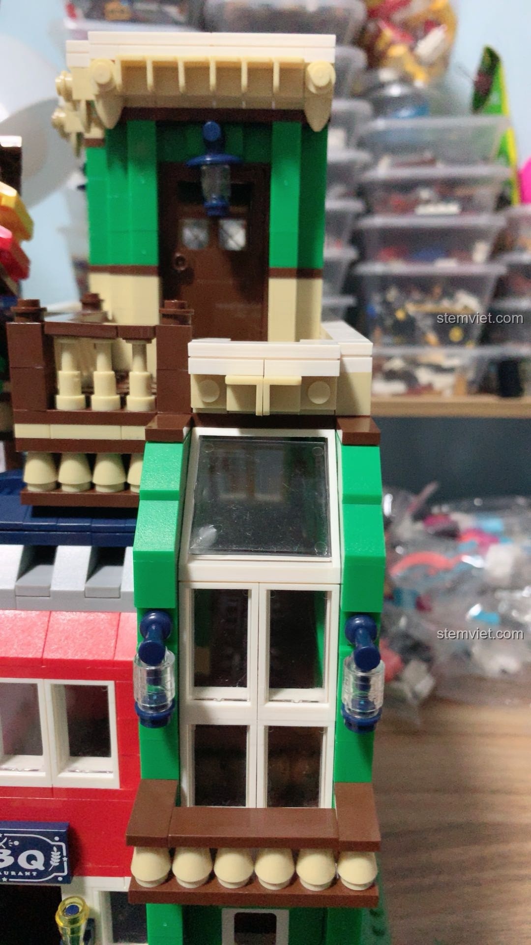 Cận cảnh chất lượng gạch của bộ WANGE 6313 với chi tiết cửa sổ và đèn lồng, màu sắc tươi sáng và rõ nét.