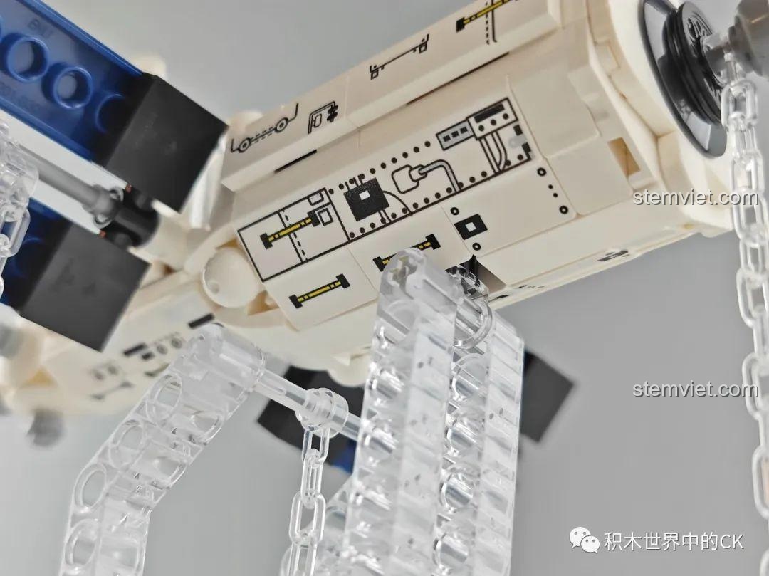 Góc nhìn cận cảnh các chi tiết in phức tạp trên bề mặt mô hình trạm vũ trụ Keeppley K10210.