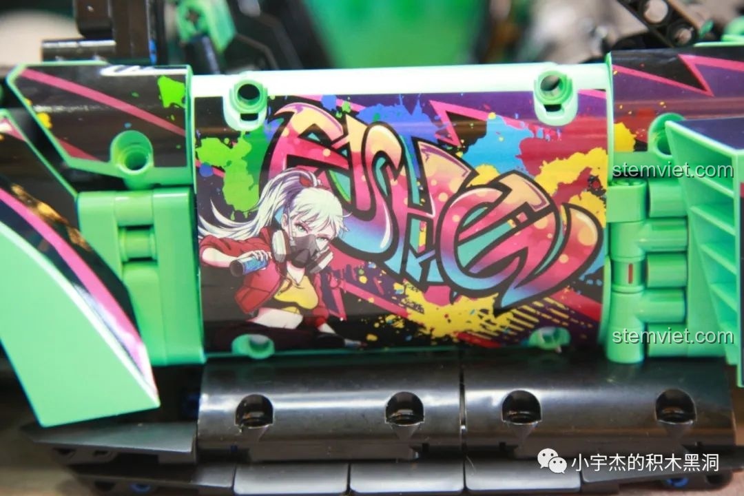 Cận cảnh chi tiết decal graffiti trên cửa xe K-Box 505, cho thấy chất lượng in sắc nét.