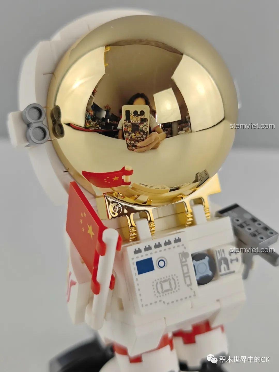 Một góc nhìn khác về mũ bảo hiểm mạ vàng của phi hành gia Keeppley K10209, phản chiếu hình ảnh rõ nét.