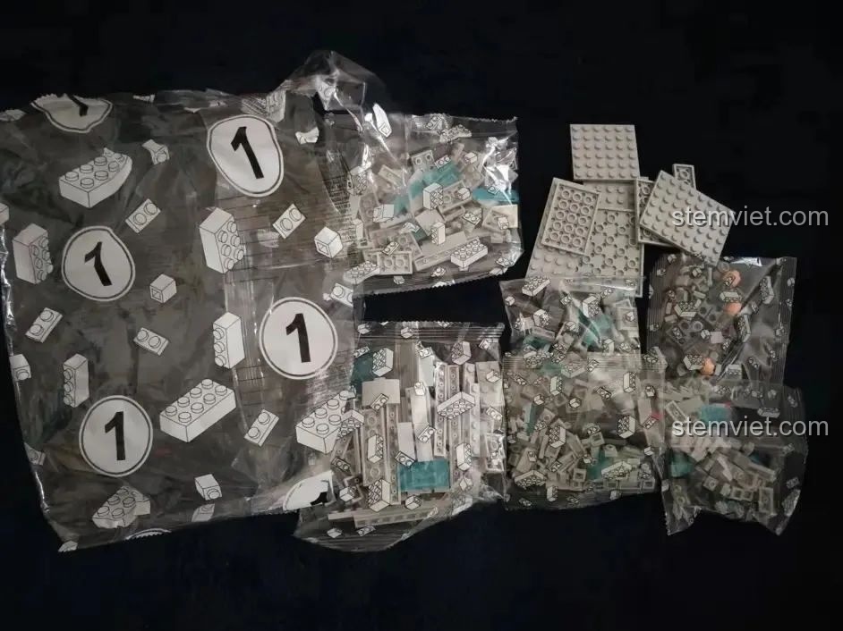 Các mảnh ghép trong túi số 1 của bộ lắp ráp Trực thăng chiến đấu Black Hawk C0897 được đổ ra để chuẩn bị lắp.