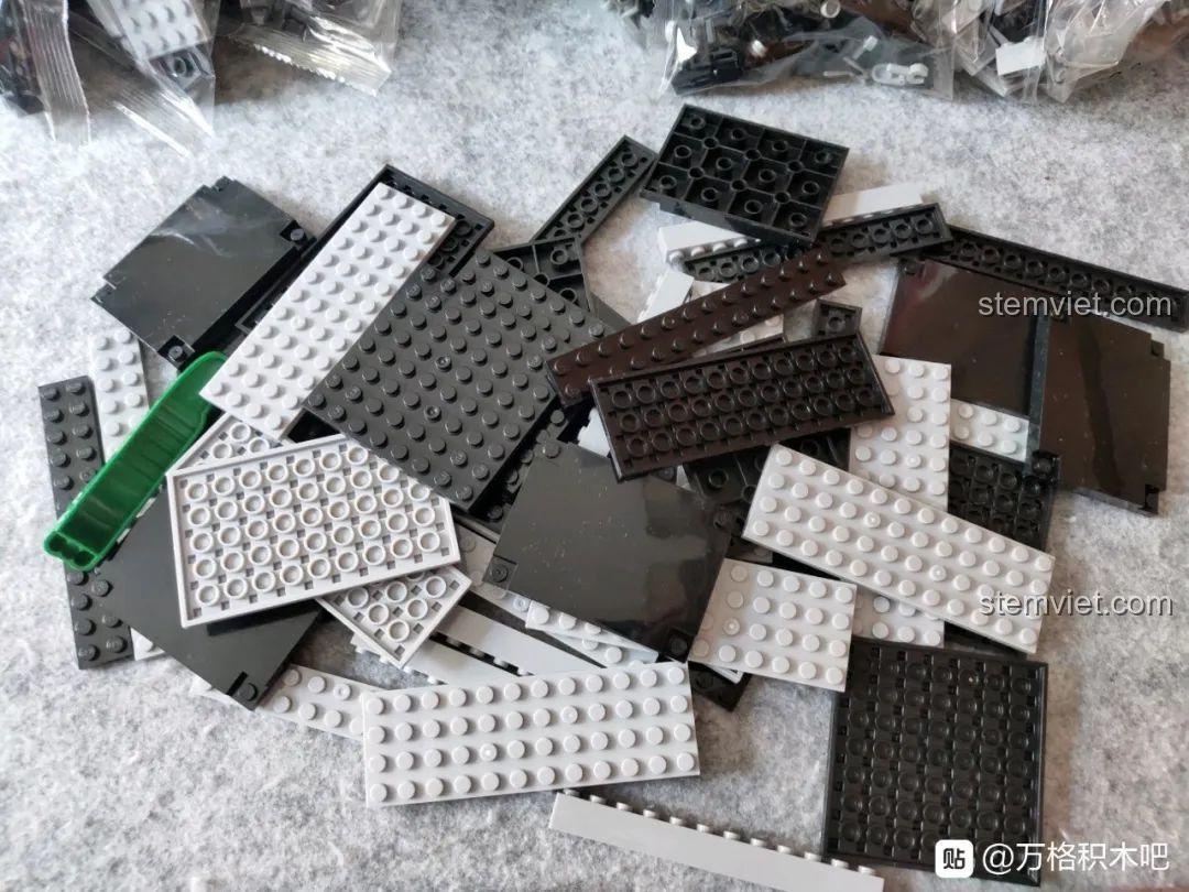 Các mảnh ghép của bộ đồ chơi xây dựng Chiến hạm Sơn Đông M38-B0698 với nhiều hình dạng và màu sắc khác nhau.