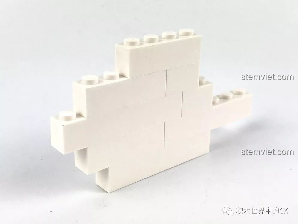 Kiểm tra độ khít của các mảnh ghép gạch trắng cơ bản trong bộ đồ chơi mô hình Robot Technic KAKA.