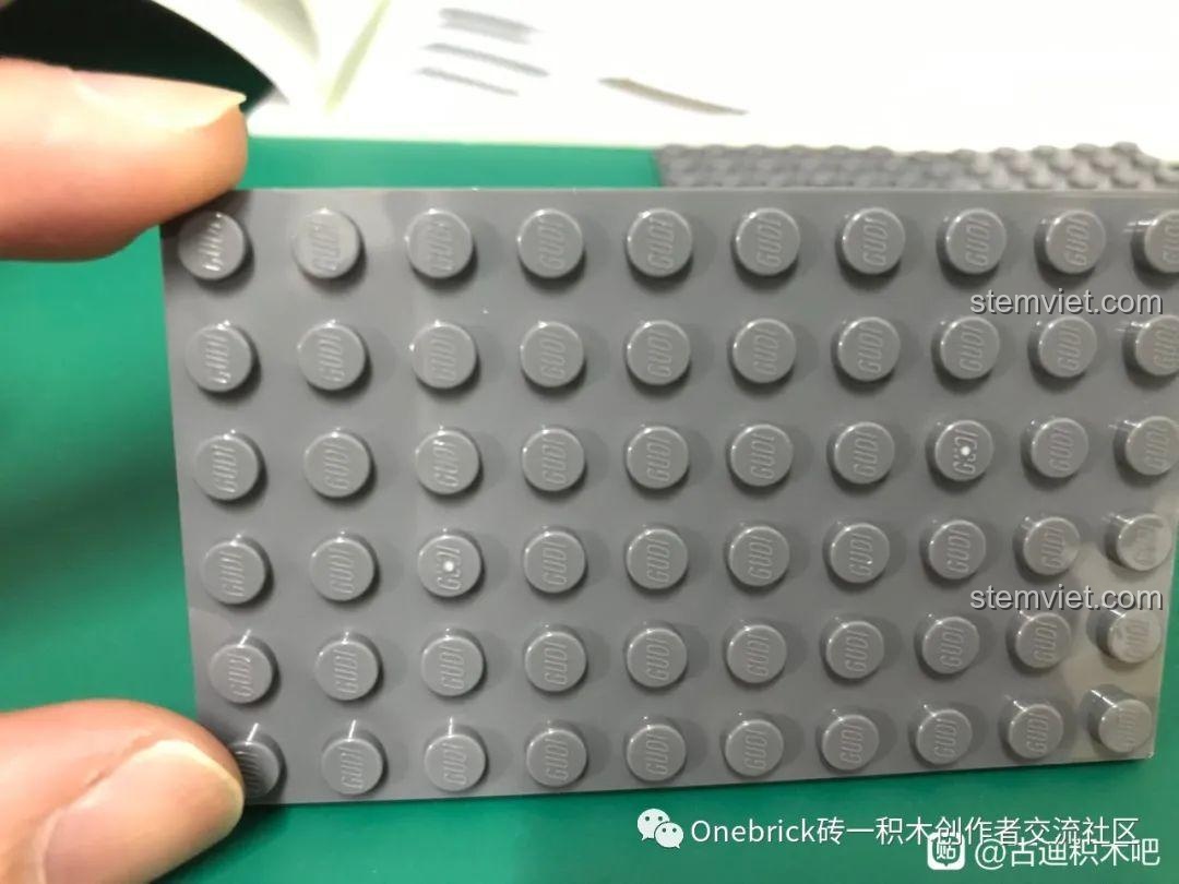 Cận cảnh mảnh ghép GUDI với logo được dập nổi trên từng nốt gài, cho thấy chất lượng của bộ lắp ráp.