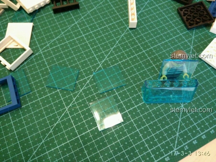 Kiểm tra chất lượng các mảnh ghép trong suốt của bộ đồ chơi lắp ráp Xe Cảnh Sát Di Động GUDI 9316.