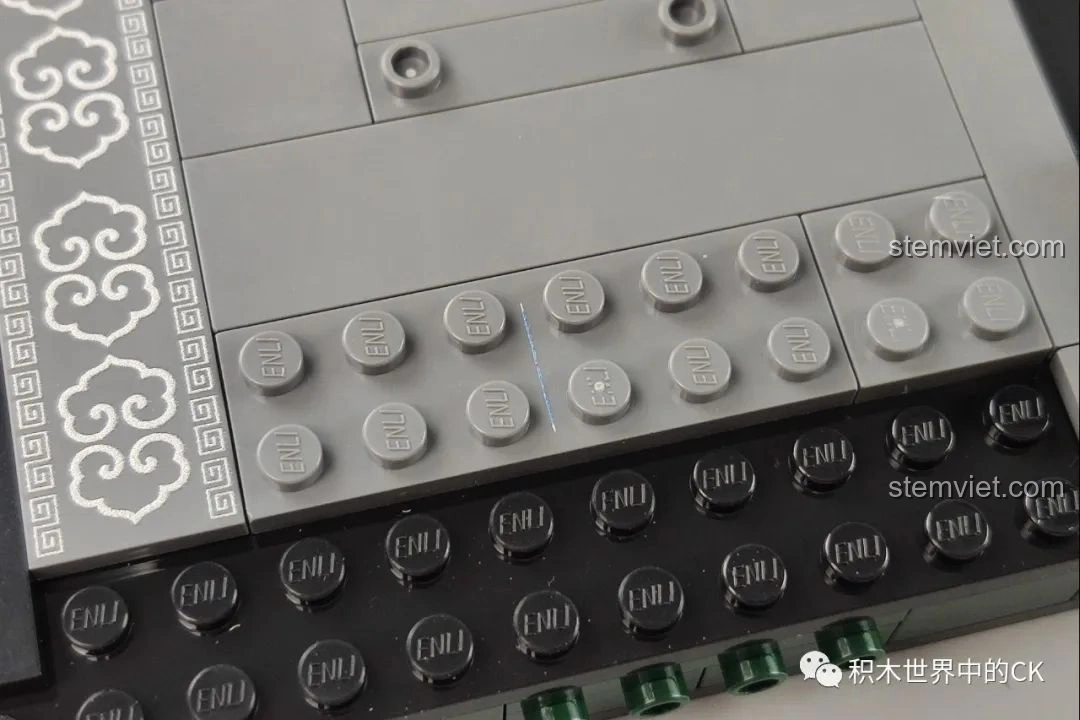 Bề mặt các mảnh ghép của bộ lắp ghép Keeppley Cố Cung, cho thấy độ khít và chất lượng nhựa cao cấp.