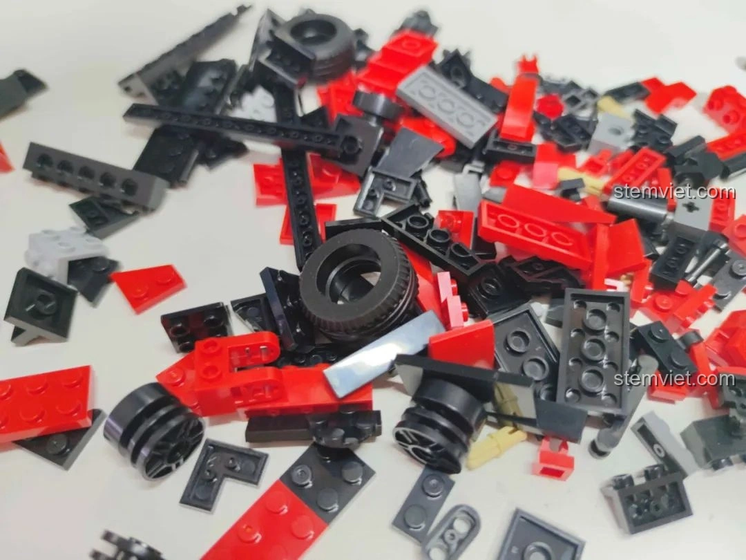 Cận cảnh các mảnh ghép màu đỏ và đen của bộ MJ Technology 13014, cho thấy chất lượng nhựa và độ hoàn thiện.