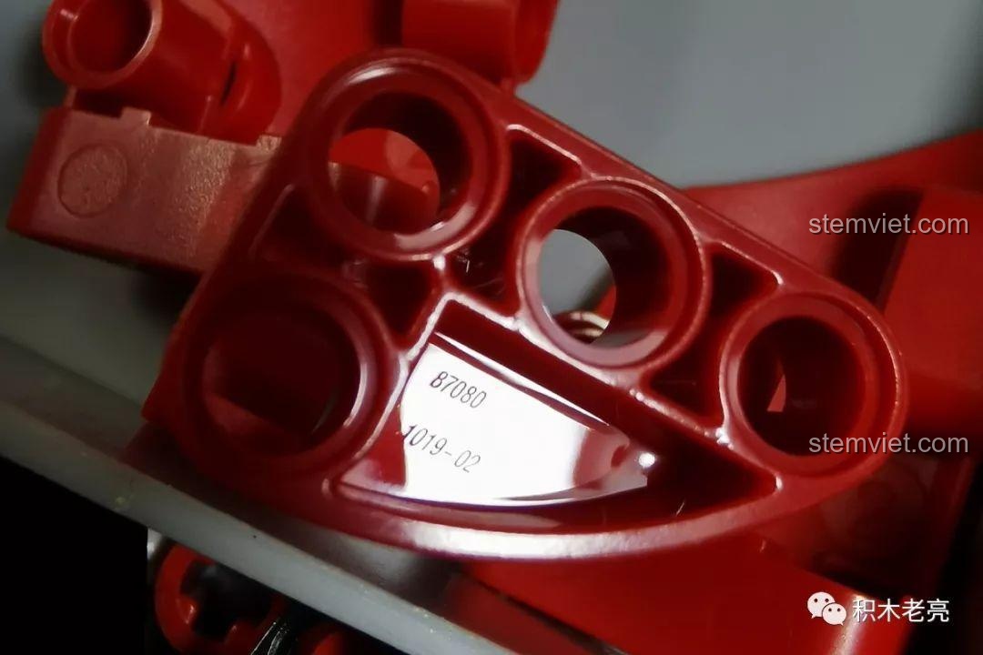 Cận cảnh mảnh ghép Technic màu đỏ của Mould King 13106 với bề mặt bóng đẹp và mã số sản xuất.