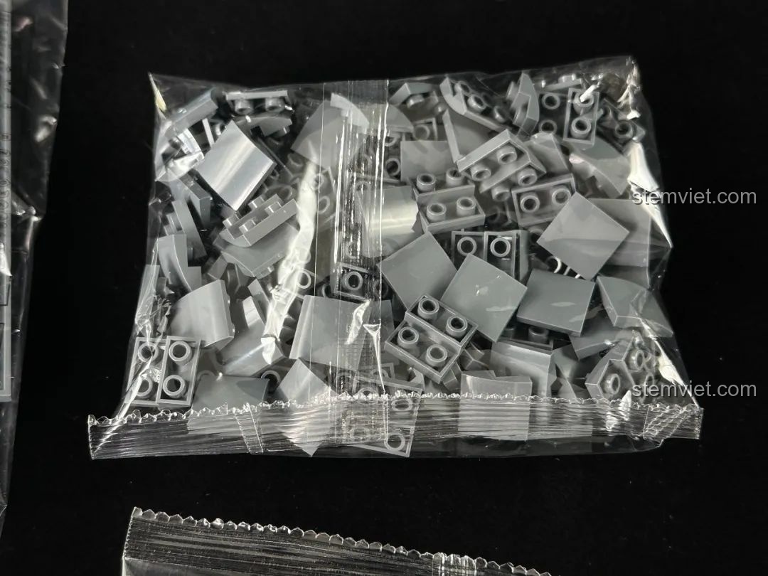 Cận cảnh một túi mảnh ghép màu xám của bộ đồ chơi mô hình Máy bay ném bom tàng hình thế hệ mới cho trẻ em 6+.