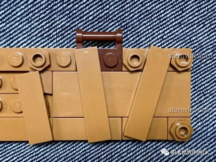 Quá trình lắp ráp cầu tàu bằng các mảnh ghép màu nâu, chất lượng nhựa của bộ xếp hình Tàu chiến Royal Daffodil rất tốt.