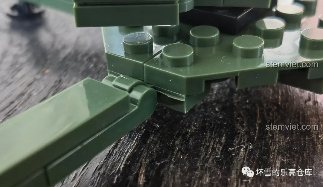 Cận cảnh chất lượng mảnh ghép của mô hình QUANGUAN 52-K, cho thấy một số khuyết điểm nhỏ. Đánh giá QUANGUAN 078 Pháo binh Thế chiến II.