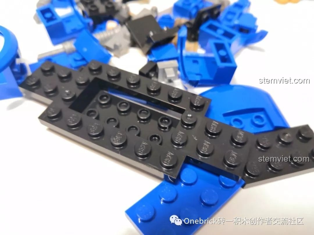 Cận cảnh các mảnh ghép màu đen và xanh của bộ Sluban, cho thấy logo dập nổi và bề mặt nhựa chất lượng cao.